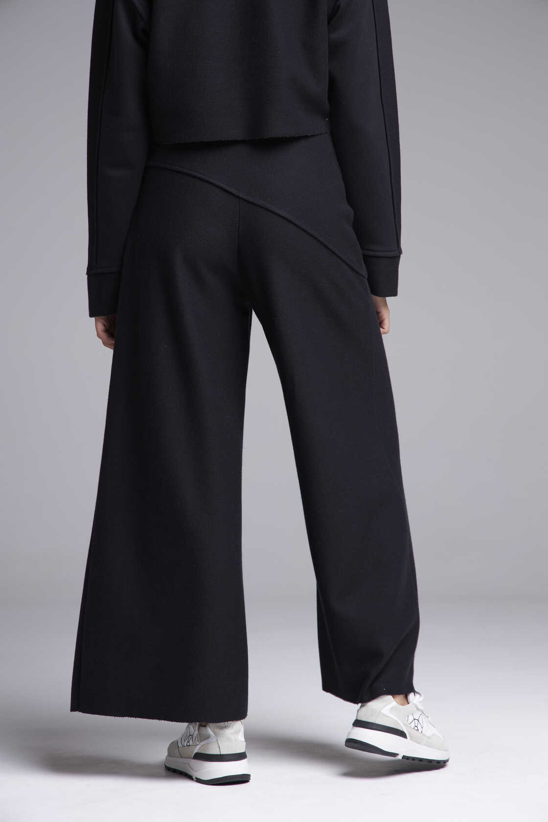 Cropped Sunny – Black